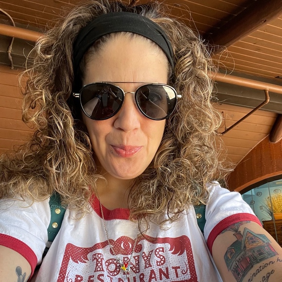 Meet your Posher, Claudia - Picture 1 of 1